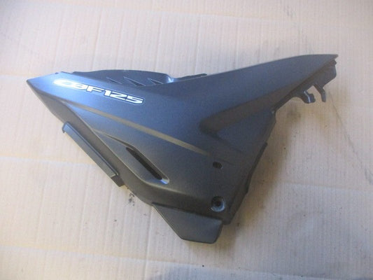 Cache latéral droit noir pour Honda 125 CBF - JC40A