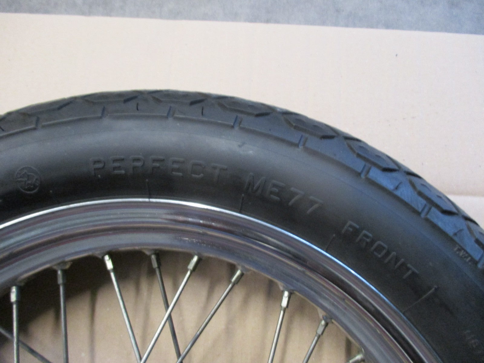 Roue avant avec pneu très peu roulé pour Suzuki 125 GZ Marauder
