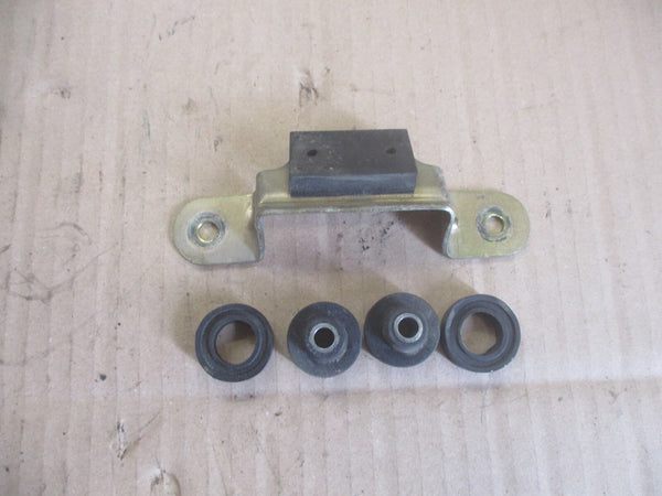Fixation arrière de réservoir essence Suzuki 600 DR - 650 DR - SN41A - SP41A