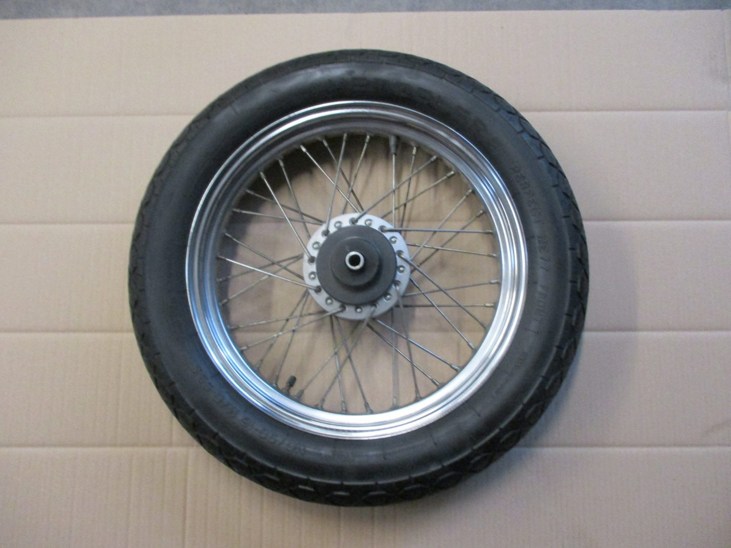 Roue avant avec pneu très peu roulé pour Suzuki 125 GZ Marauder
