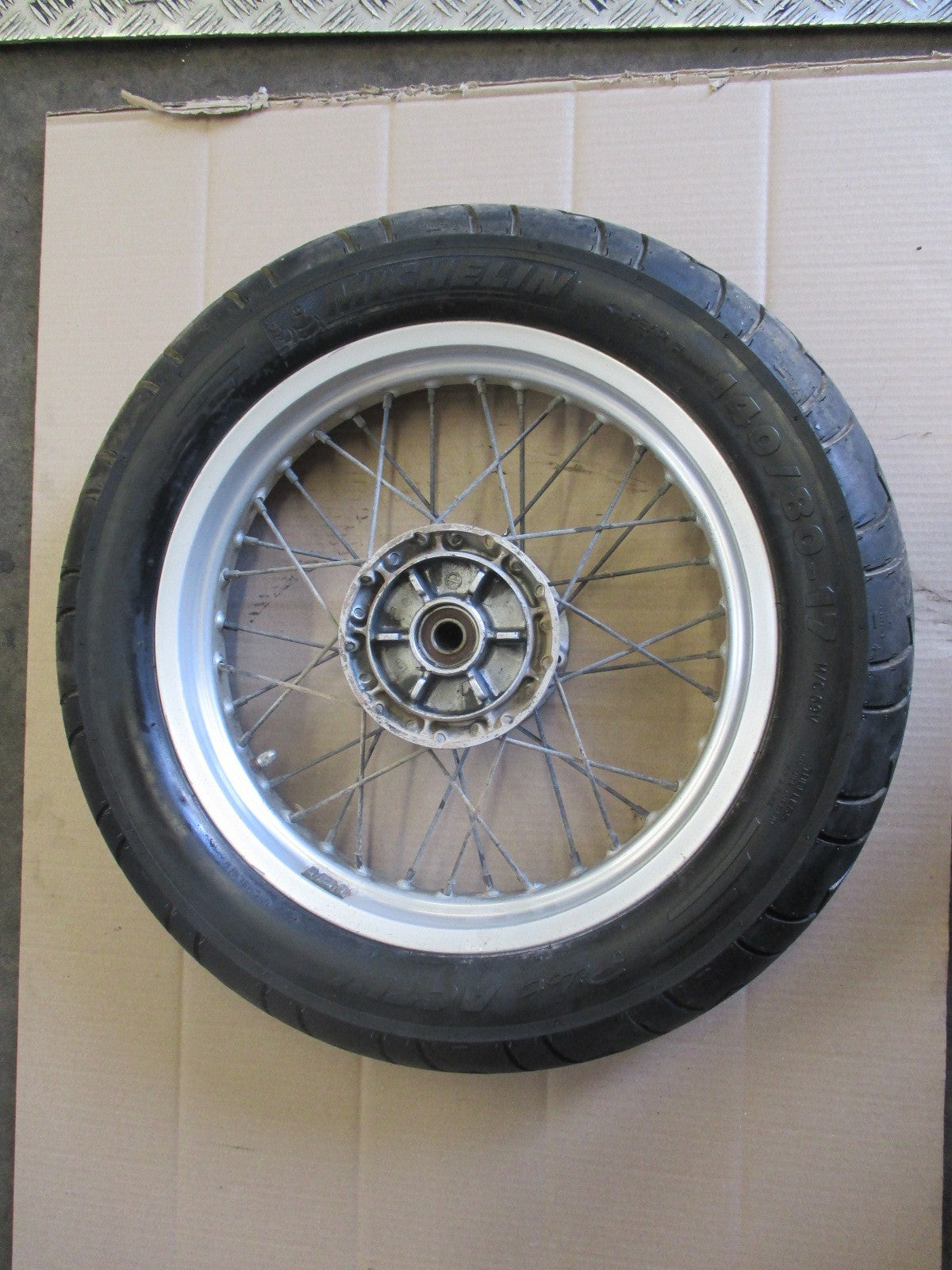 Roue arrière avec pneu Michelin très peu roulé pour Suzuki 650 XF Freewind