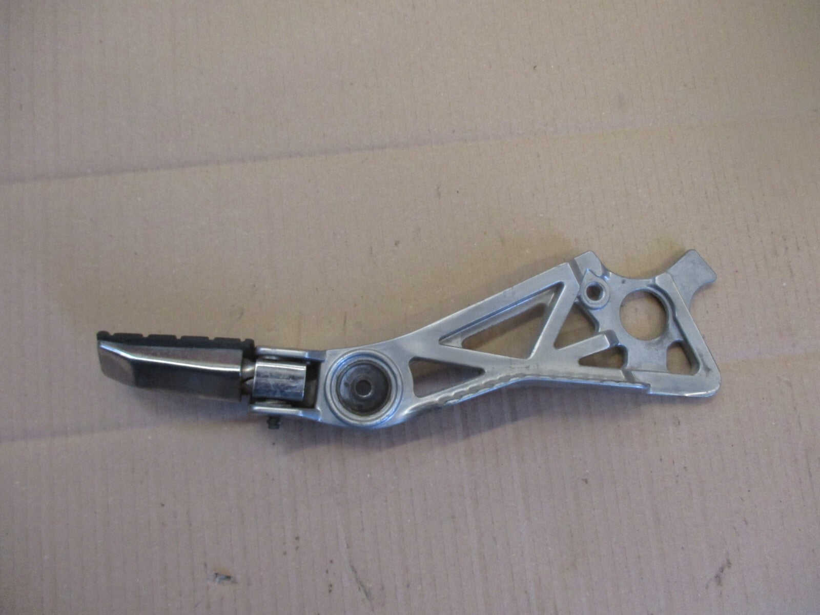 Platine cale pied arrière droite pour Yamaha 750 FZX - 2JE - 4AM