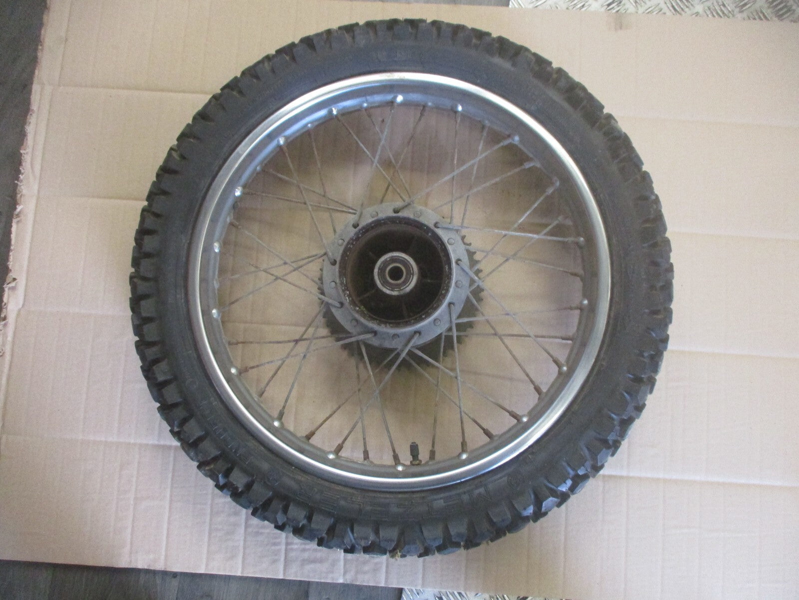Roue arrière - pneu METZELER très peu roulé - Honda 125 XLR - JD04