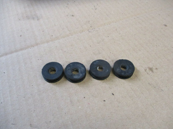 Caoutchoucs de caches latéraux pour Suzuki 125 DR - SF41A
