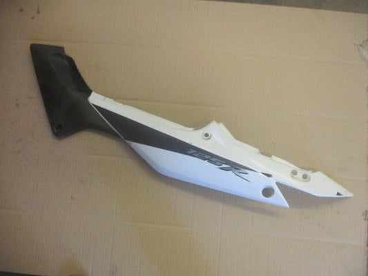 Cache latéral dessous de selle gauche pour Honda 125 CBR - JC39A