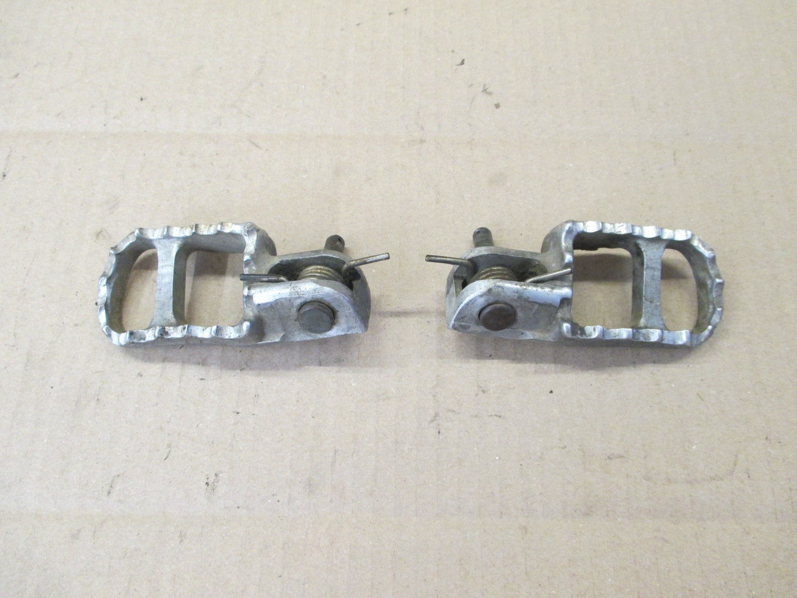 Cales pieds avants alu larges pour Honda 125 XLR - JD04