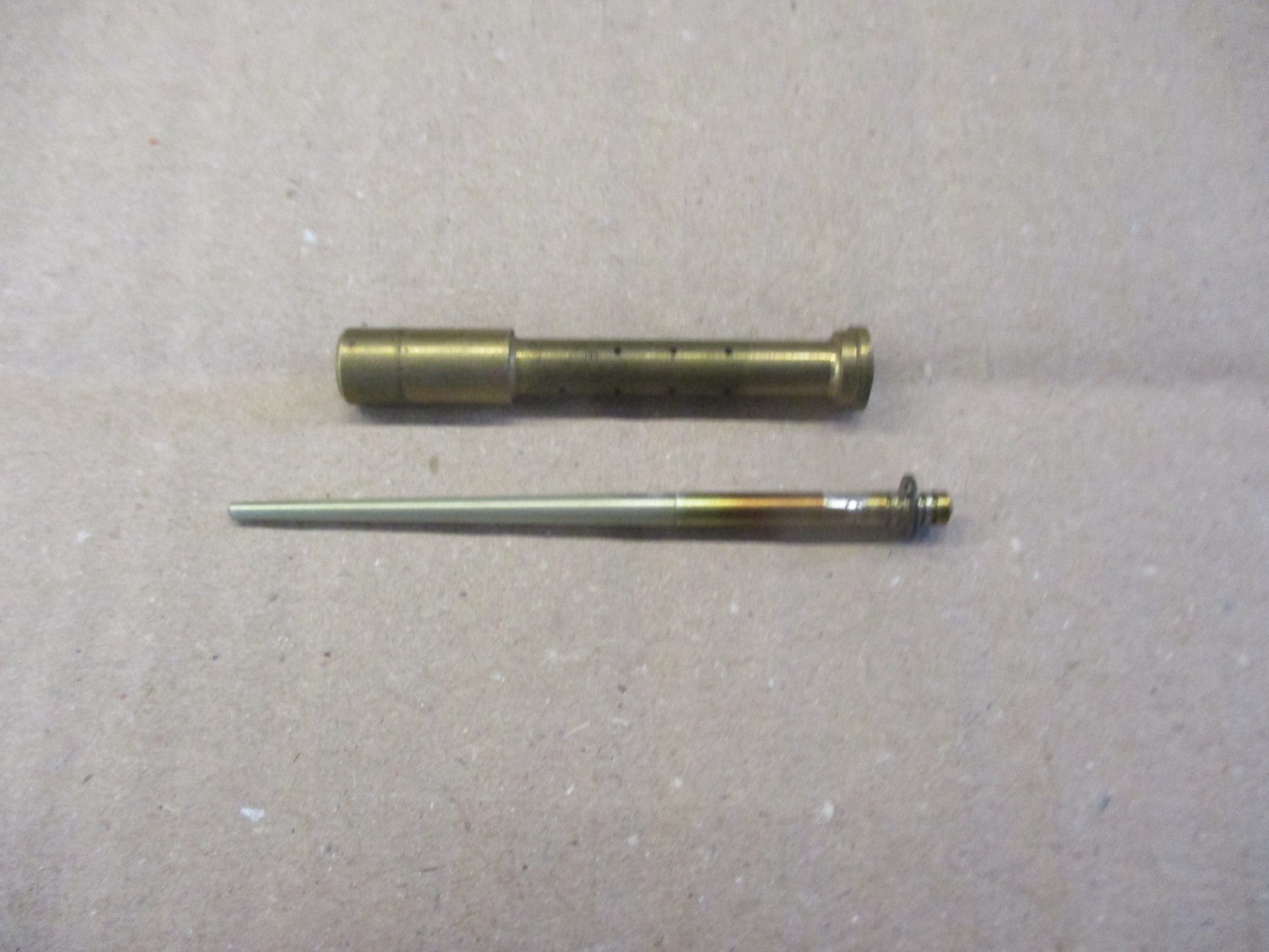 Aiguille + puit d'aiguille de carburateur  Suzuki 650 DR RS SE - SP43A