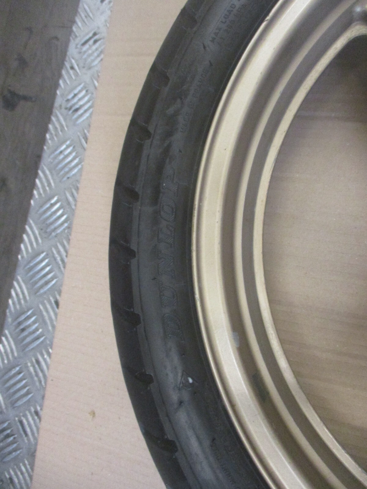 Roue avant avec pneu très peu roulé pour Honda 750 VFR - RC24