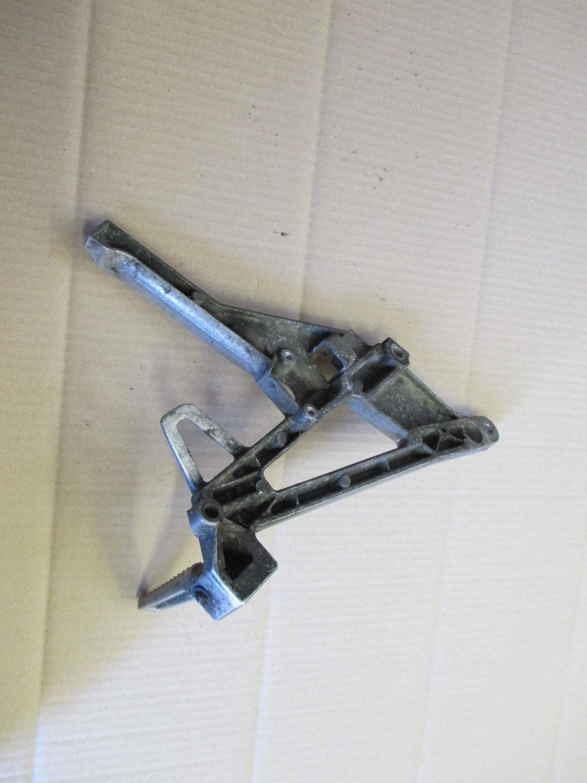 Platine cale pied arrière gauche pour Honda 750 VFR - RC36 - Phase 1 - 1990/1993