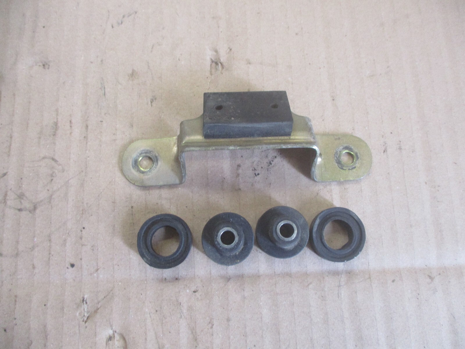 Fixation arrière de réservoir essence Suzuki 600 DR - 650 DR - SN41A - SP41A
