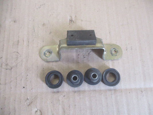 Fixation arrière de réservoir essence Suzuki 600 DR - 650 DR - SN41A - SP41A