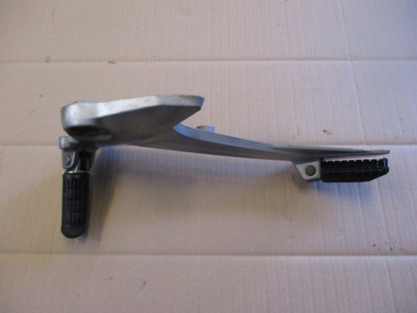 Platine cales pieds gauche pour Honda 125 XLV Varadéro - JC32