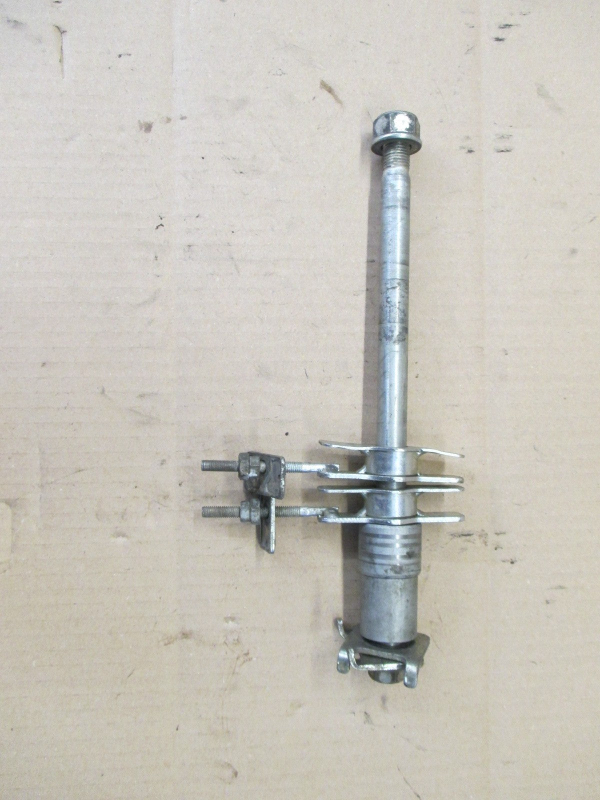 Axe de roue arrière pour Honda 125 CBF - JC74