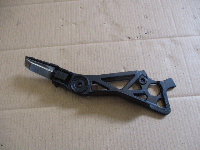 Platine cale pied arrière droite pour Yamaha 750 FZX - 2JE - 4AM